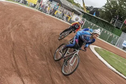 girls racing cycle speedway