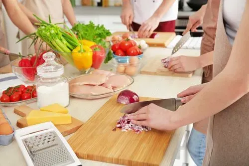 A persons hands chopping onions
